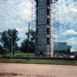 Construcción de tanque de agua. Abril 1992.