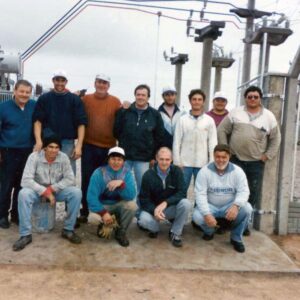 Basilio Kaspruk, ayudante, Domingo Francezzia, Mario Guidobaldi, ayudantes, Damián Lorenzetti, Delsabio Marcelo, Rufini Pedro, Agustin Lorenzetti, y ayudante, en la Subestación. 