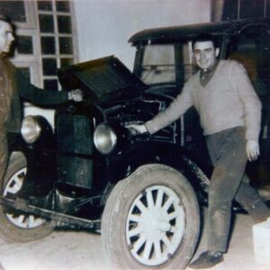 Atilio Palazzesi y Dino “Chocho” Mattioli. Primer auto para realizar los recorridos de las líneas. 1975.